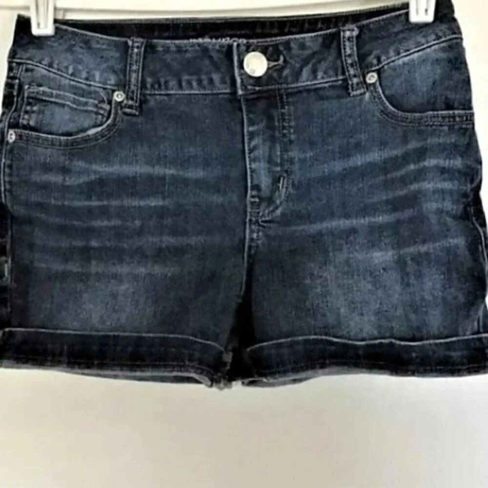 Maurices Dark Wash Whiskered Cuffed Denim Jean Shorts Size 2 Like New